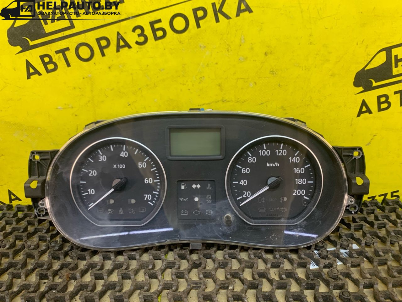 щиток приборов (приборная панель) Dacia Sandero 1 поколение 2008, 1.4 л., K7J 714, бензин, МКПП, серый, хетчбэк 5 дв., передний привод, P8200733620 - фото №1