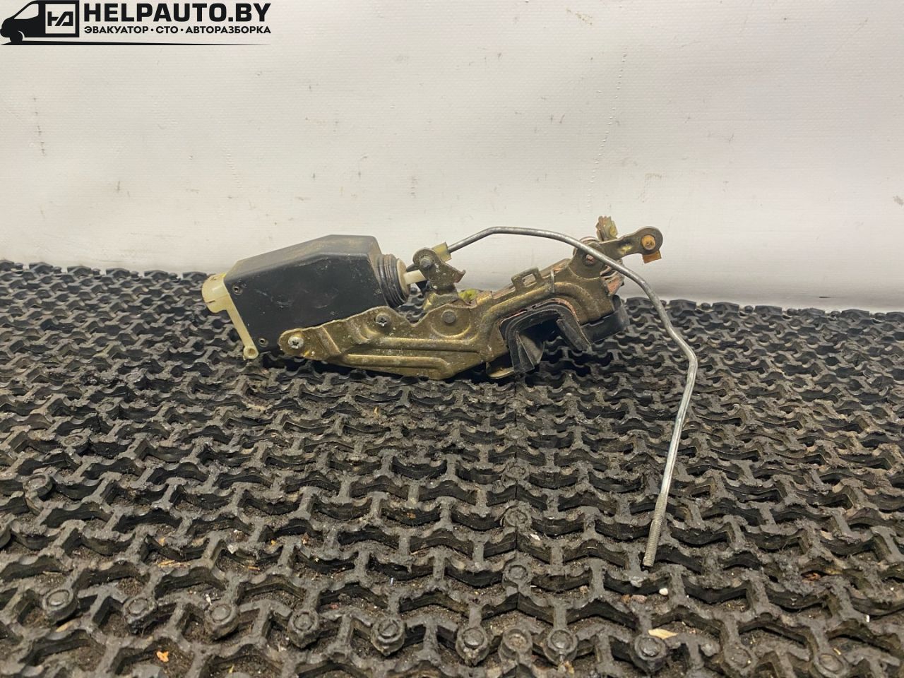 замок двери передней правой Opel Omega B 1999, 3.0 л., бензин, АКПП, чернозеленый, седан, задний привод - фото №1