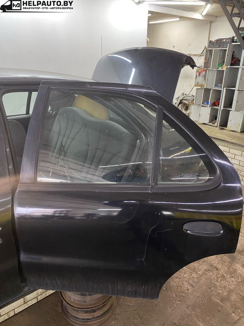 дверь задняя левая Pontiac Sunfire 1 поколение 1999, 2.2 л., бензин, АКПП, черный, передний привод - фото №1