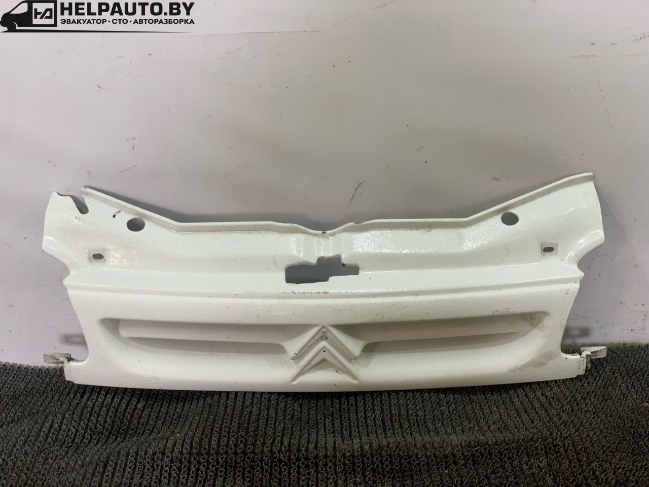 решетка радиатора Citroen Berlingo 1 поколение (M49) 1998, 1.9 л., DHX (XUD9TF/BTF), дизель, МКПП, белый, фургон, передний привод - фото №1