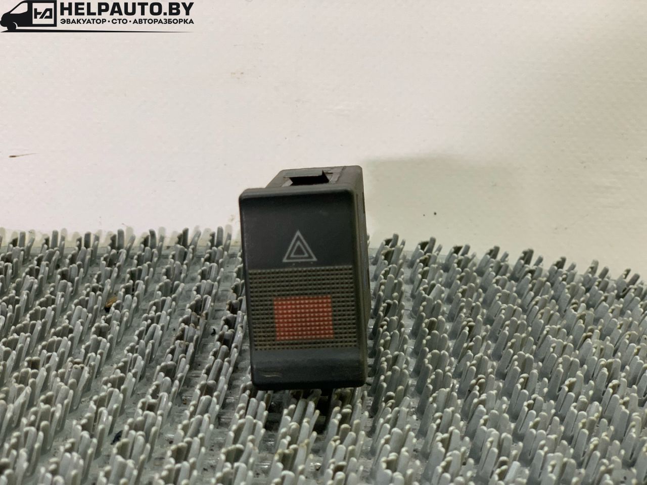кнопка аварийной сигнализации Audi A6 4A/C4 1996, 2.5 л., дизель, МКПП, универсал, передний привод, 4A0941509 - фото №1