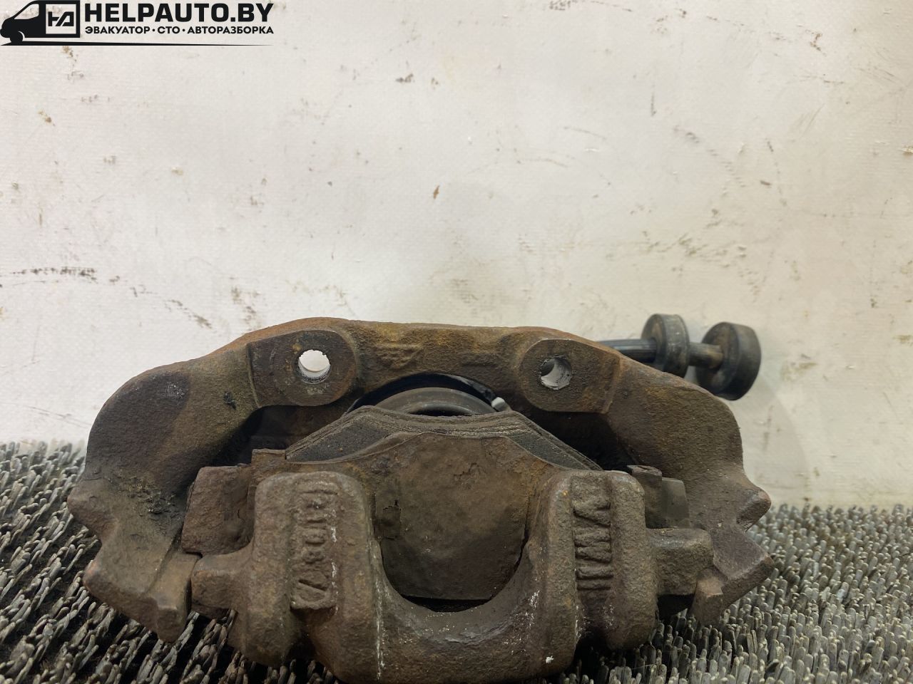 суппорт передний правый Volkswagen Polo 2 поколение 1990, 1.3 л., бензин, МКПП, синий, хетчбэк 3 дв., передний привод - фото №1