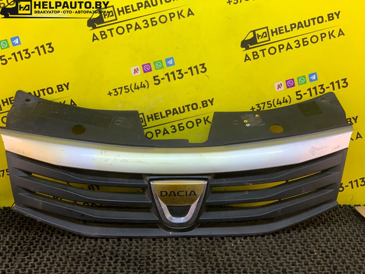 решетка радиатора Dacia Sandero 1 поколение 2008, 1.4 л., K7J 714, бензин, МКПП, серый, хетчбэк 5 дв., передний привод - фото №1
