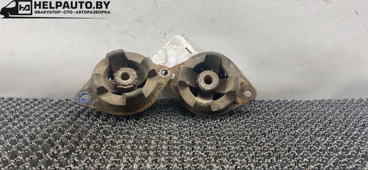 подушка крепления двигателя Audi 100 С3 1986, 1.8 л., karb., бензин, МКПП, седан, передний привод - фото №1