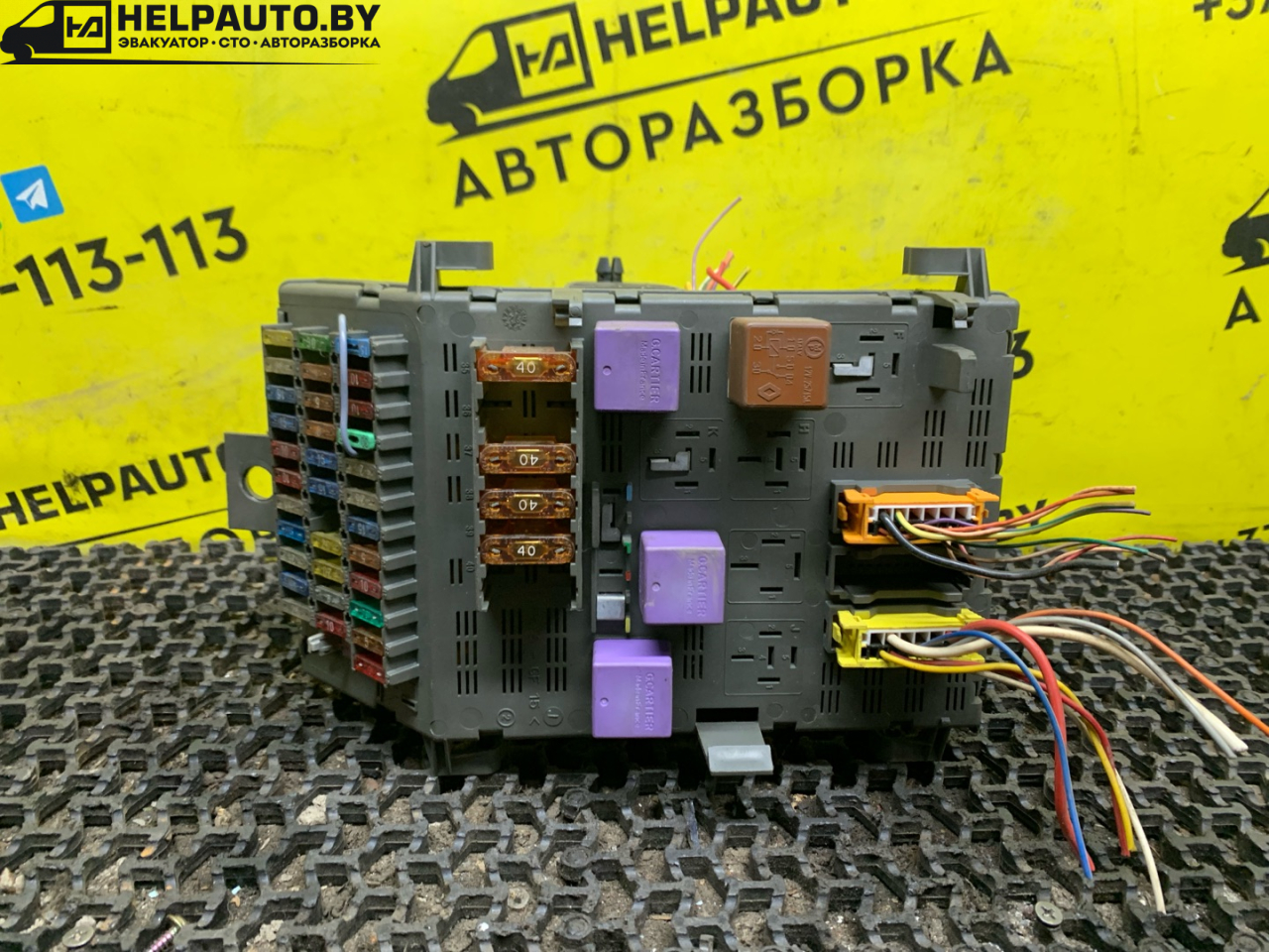 блок предохранителей Renault Laguna 1 поколение 1994, 2.0 л., F3R 200, бензин, МКПП, бордовый, хетчбэк 5 дв., передний привод - фото №1