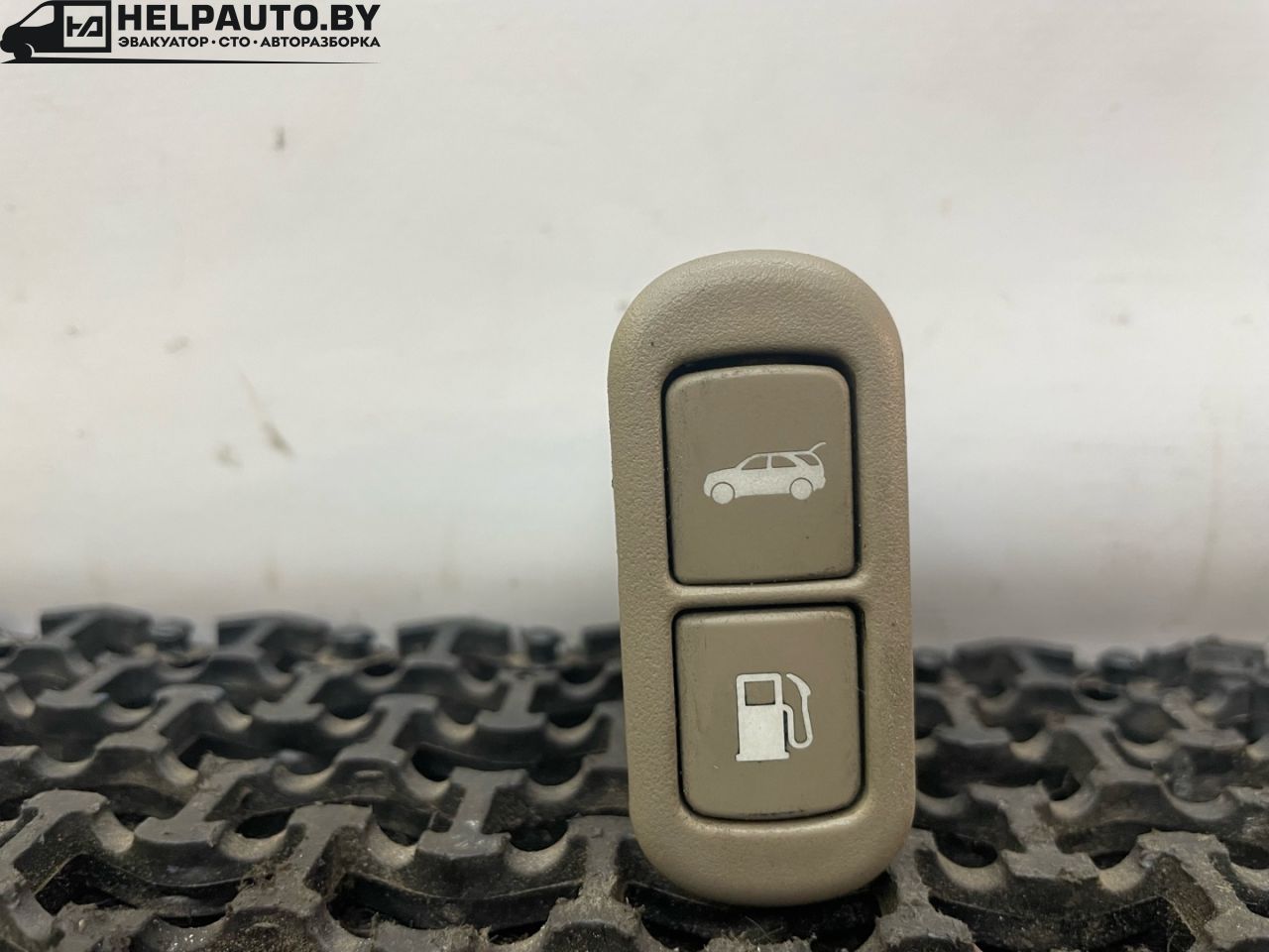 кнопка открытия лючка топливного бака Kia Sorento 1 поколение 2004, 2.5 л., CRDi, D4CB, дизель, АКПП, серебристый, внедорожник 5 дв., полный подключаемый привод, 93550-3E000 - фото №1