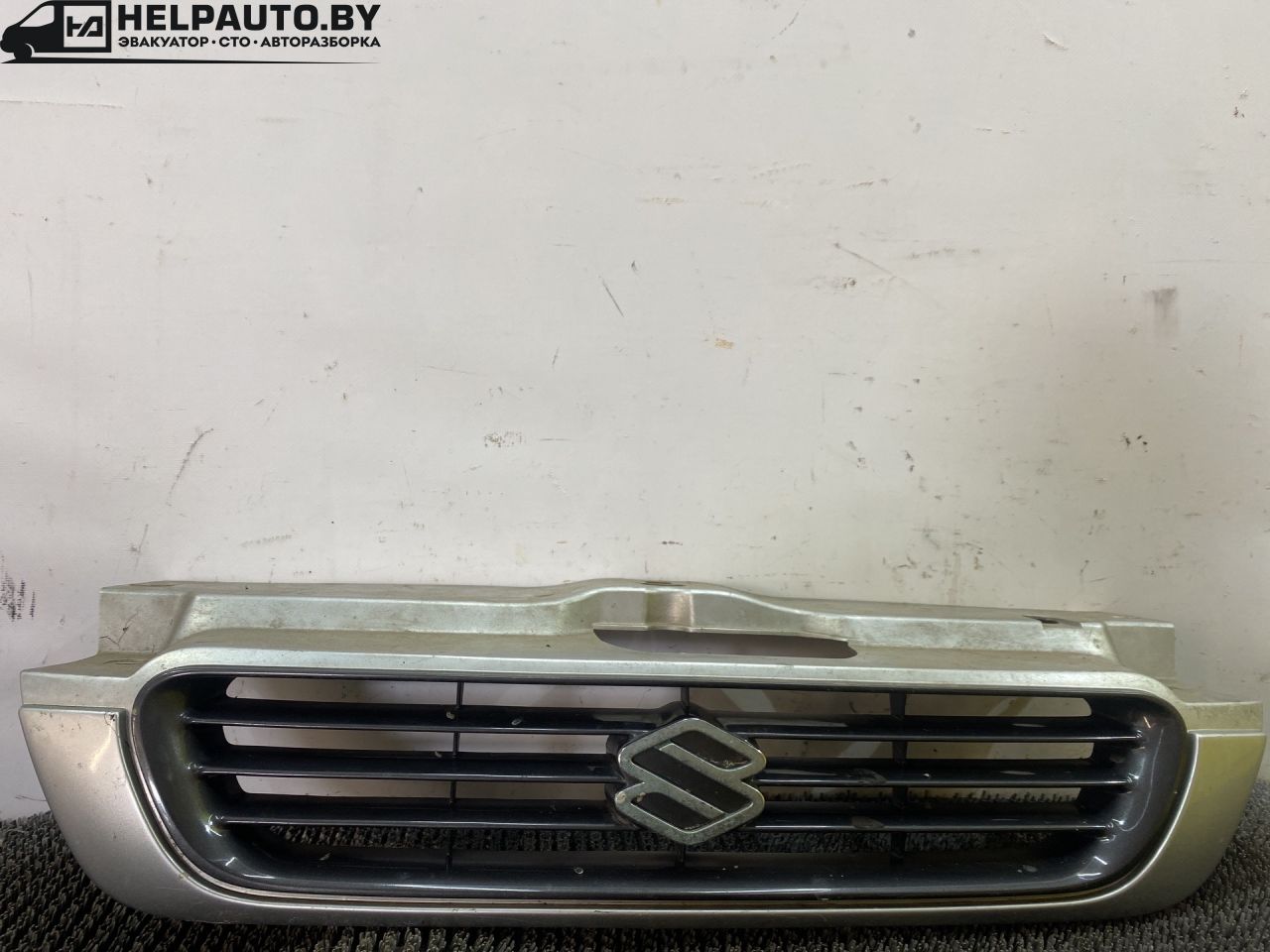 решетка радиатора Suzuki Baleno 1 поколение 1998, 1.3 л., i, G13BB, бензин, МКПП, серебристый, седан, передний привод - фото №1
