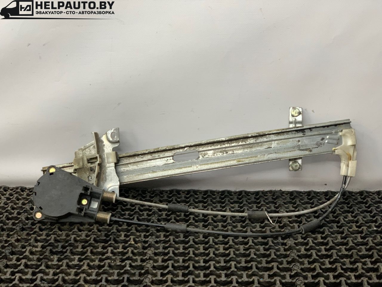 стеклоподъемник передний правый Mazda 323 6 поколение 1998, 2.0 л., дизель, МКПП, синий, хетчбэк 3 дв. - фото №1