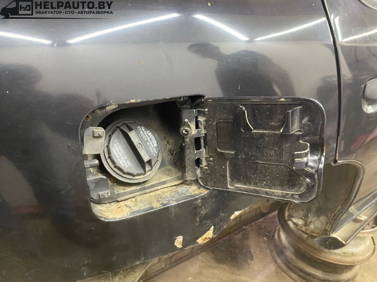 лючок топливного бака Pontiac Sunfire 1 поколение 1999, 2.2 л., бензин, АКПП, черный, передний привод - фото №1