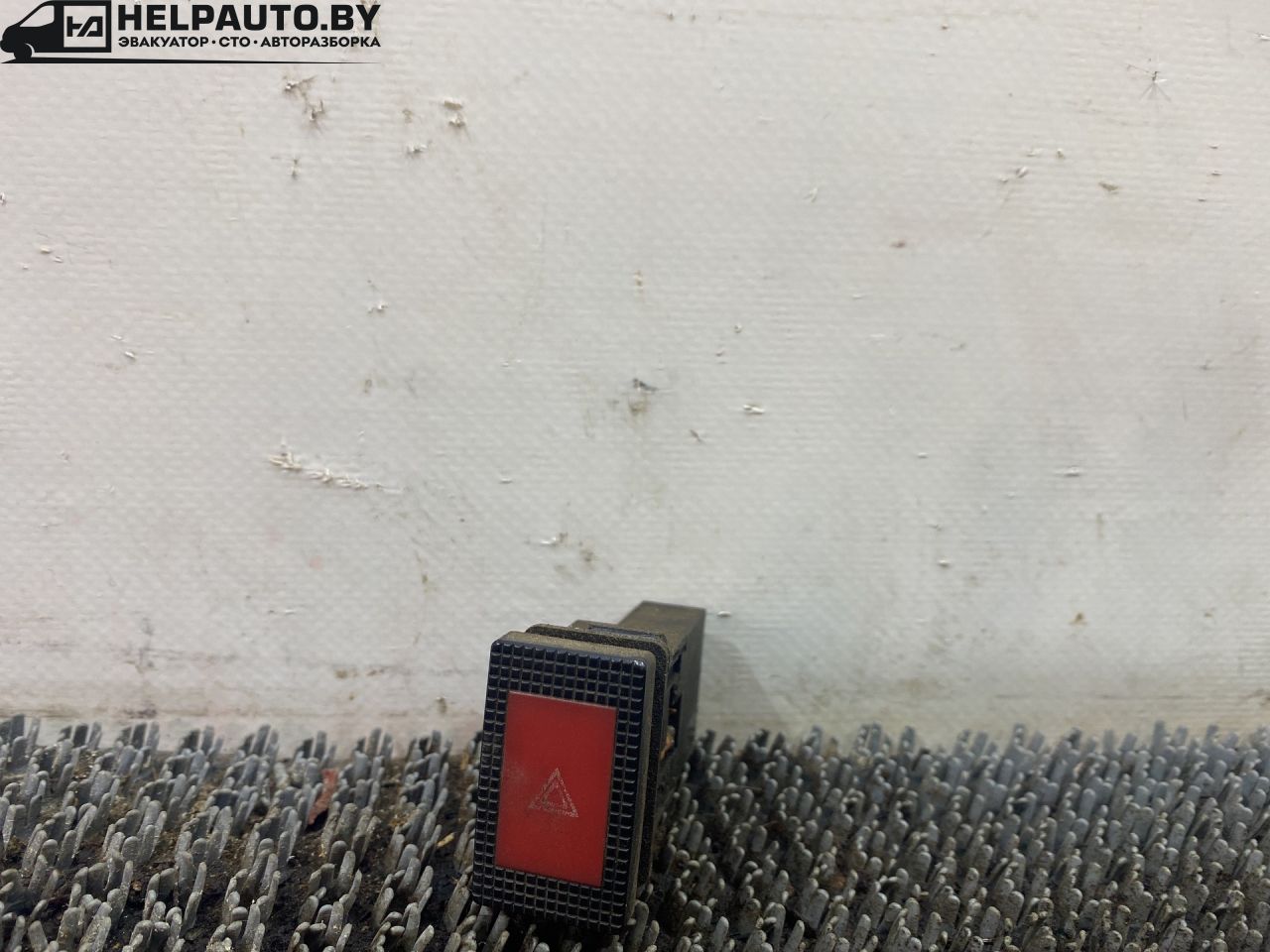 кнопка аварийной сигнализации Nissan Bluebird T12/T72 1987, 2.0 л., бензин, МКПП, бордовый, хетчбэк 5 дв., передний привод - фото №1