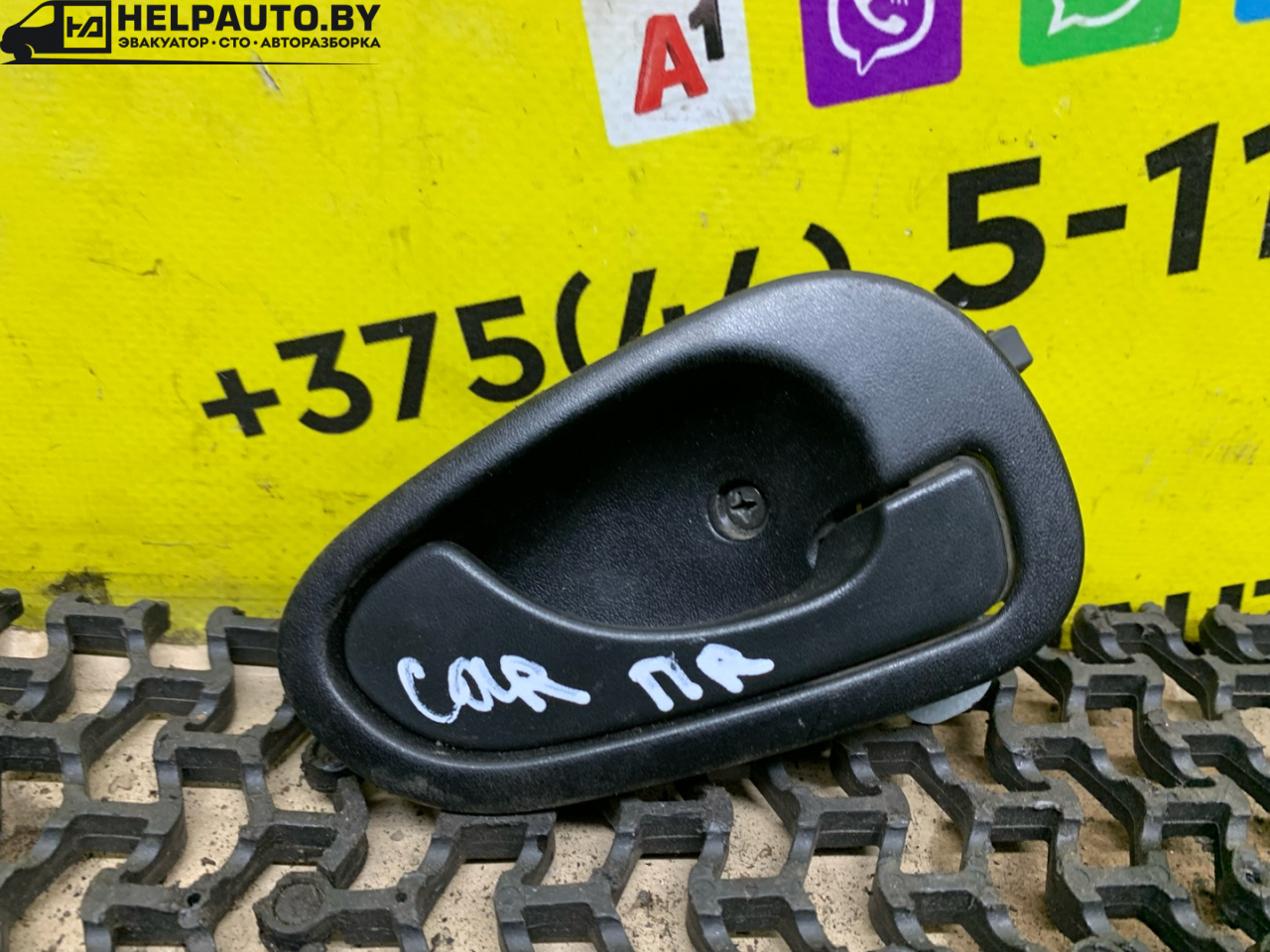 ручка внутренняя передняя правая Mitsubishi Carisma 1 поколение (1995 - 1999), 1.8 л., 4G93 (GDI), бензин, МКПП, серебро, хетчбэк 5 дв., передний привод - фото №1