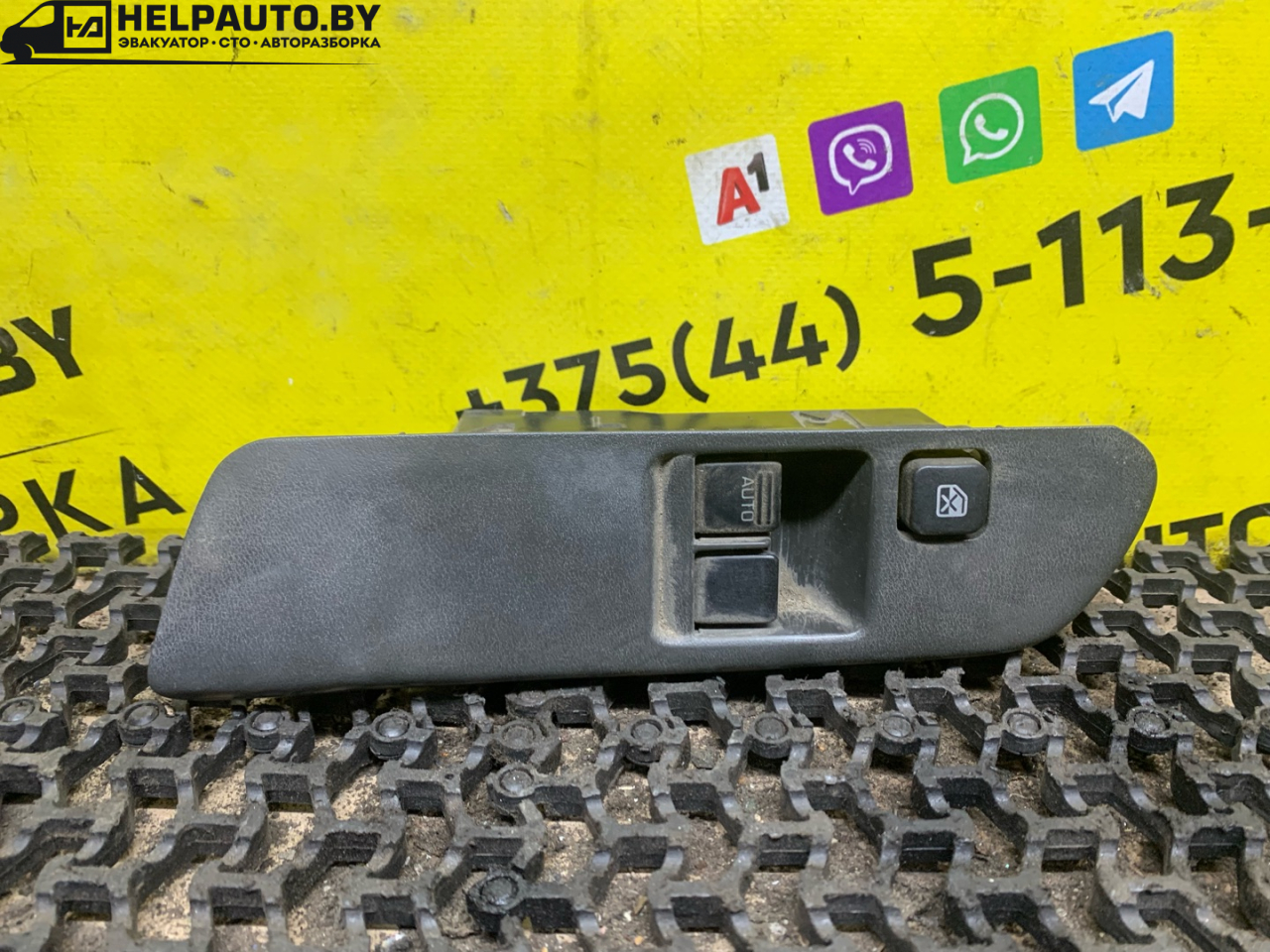 блок управления стеклоподъемниками Nissan Primera P10 1994, 1.6 л., бензин, МКПП, синий, седан - фото №1