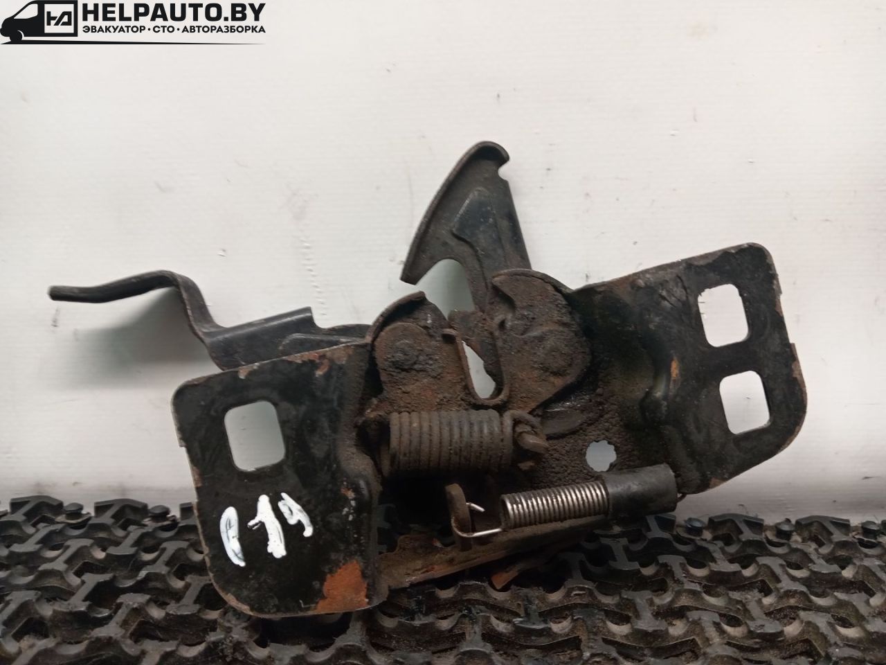 замок капота Pontiac Sunfire 1 поколение 1999, 2.2 л., бензин, АКПП, черный, передний привод - фото №1