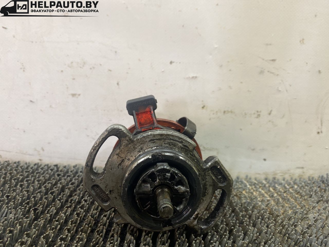 распределитель зажигания (трамблёр) Volkswagen Polo 2 поколение 1990, 1.3 л., бензин, МКПП, синий, хетчбэк 3 дв., передний привод - фото №1