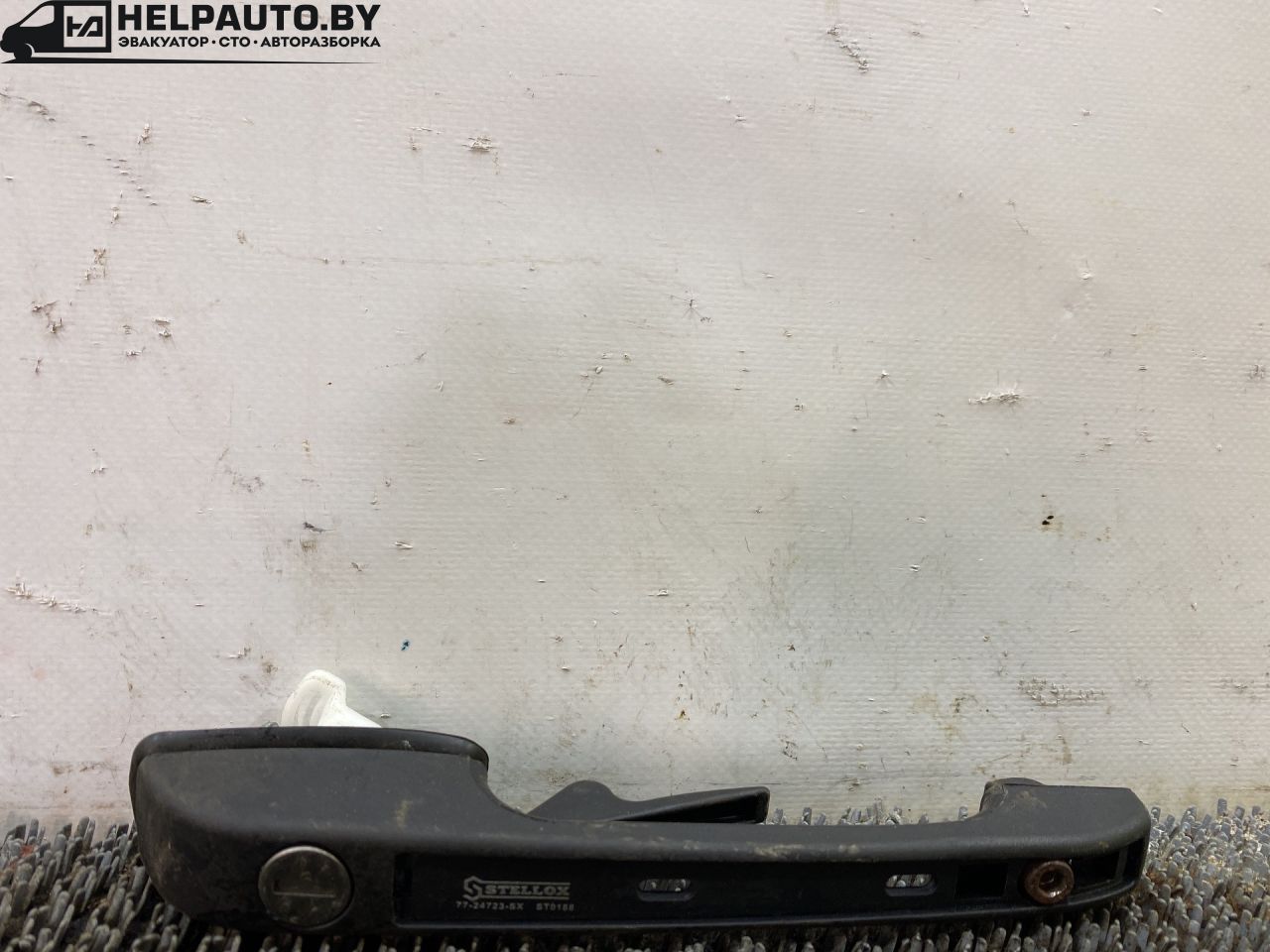 ручка наружная Volkswagen Polo 2 поколение 1990, 1.3 л., бензин, МКПП, синий, хетчбэк 3 дв., передний привод - фото №1