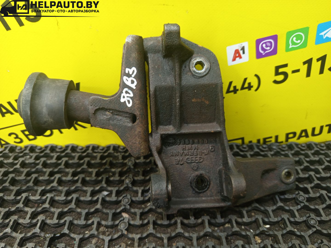 кронштейн двигателя Audi 80 B3 1988, 1.6 л., дизель, МКПП, седан, передний привод - фото №1