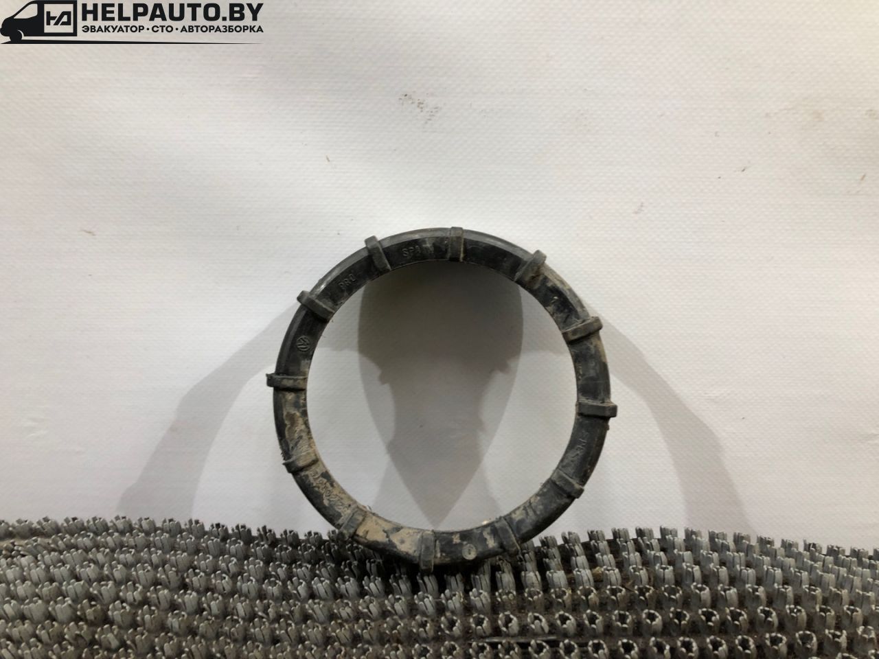 гайка топливного насоса Volkswagen Polo 3 поколение 1999, 1.4 л., бензин, МКПП, черный, хетчбэк 3 дв., передний привод - фото №1