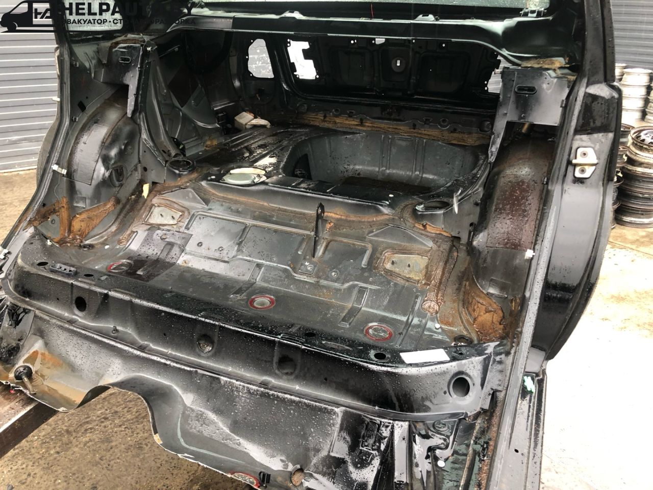 ниша запасного колеса Volvo S70 1 поколение 2000, 2.5 л., D 5252 T, дизель, МКПП, черный, седан, передний привод - фото №1