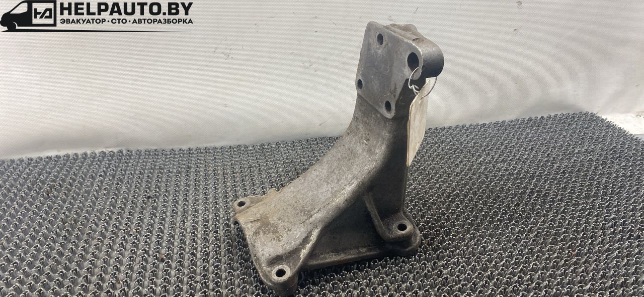 кронштейн двигателя Volkswagen Passat B3 1988, 1.8 л., бензин, МКПП, белый, седан, передний привод - фото №1