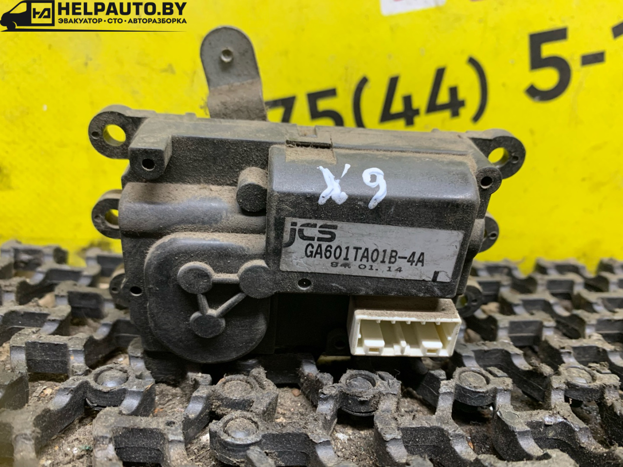 моторчик заслонки печки Mazda Xedos 9 1 поколение 1996, 2.5 л., бензин, МКПП, темно синий, седан, передний привод - фото №1