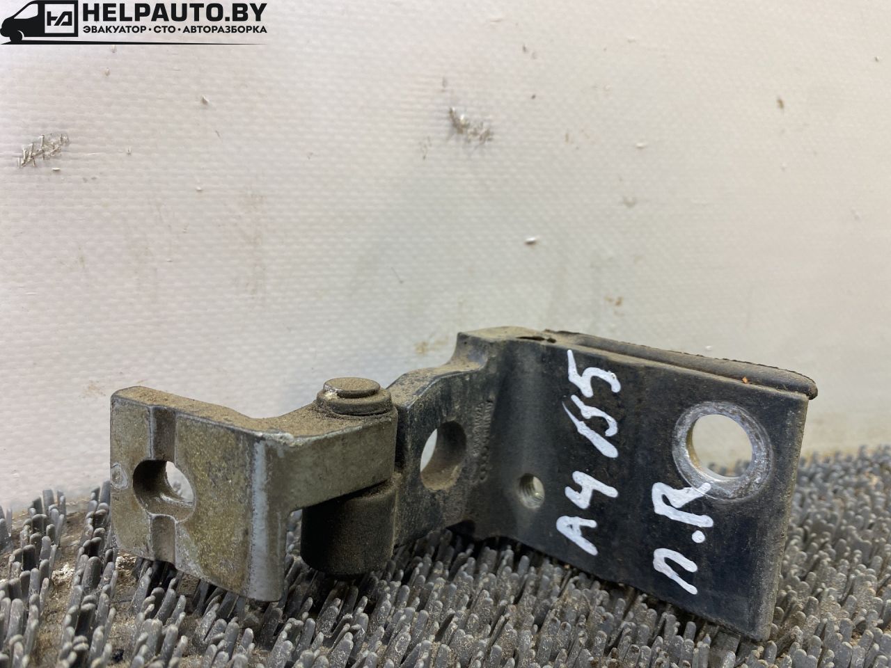 петля двери Audi A4 B5 1999, 1.8 л., бензин, АКПП, черный, универсал, передний привод - фото №1