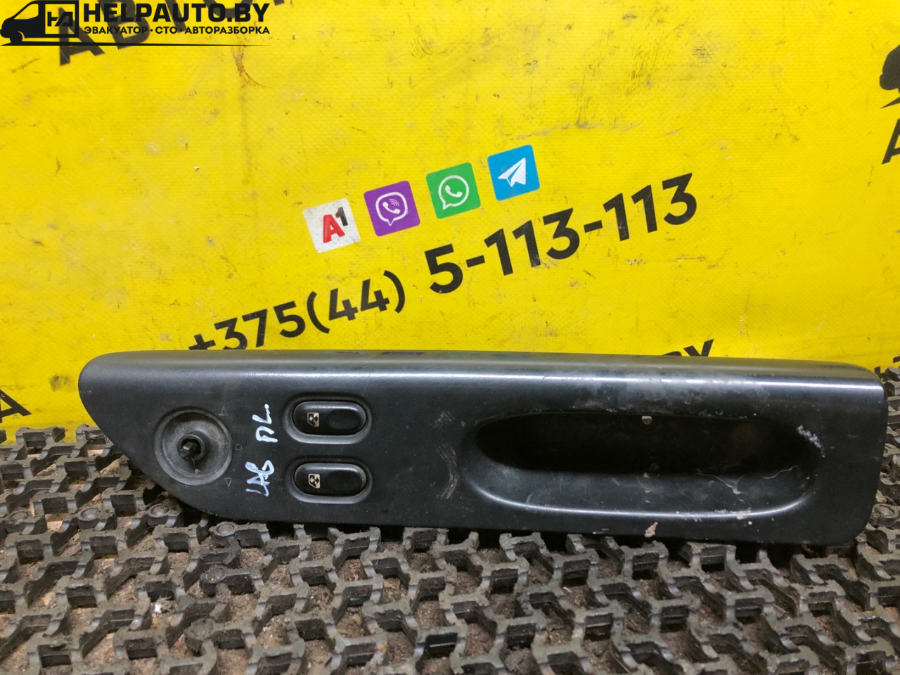 кнопка стеклоподъемника двери передней левой Renault Laguna 1 поколение 1994, 2.0 л., F3R 200, бензин, МКПП, бордовый, хетчбэк 5 дв., передний привод - фото №1