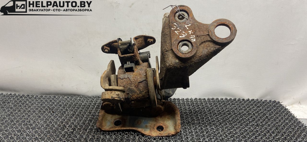 подушка крепления КПП Mazda 323 6 поколение 1998, 2.0 л., дизель, МКПП, синий, хетчбэк 3 дв. - фото №1