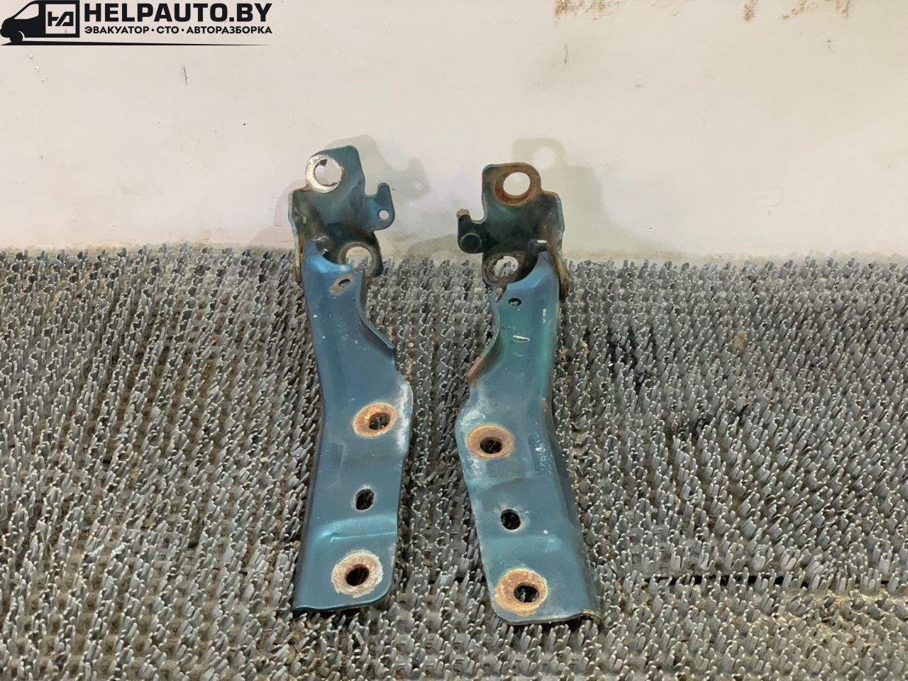 петля капота левая Chrysler Neon 1 поколение 1996, 2.0 л., бензин, МКПП, синий, седан, передний привод - фото №1