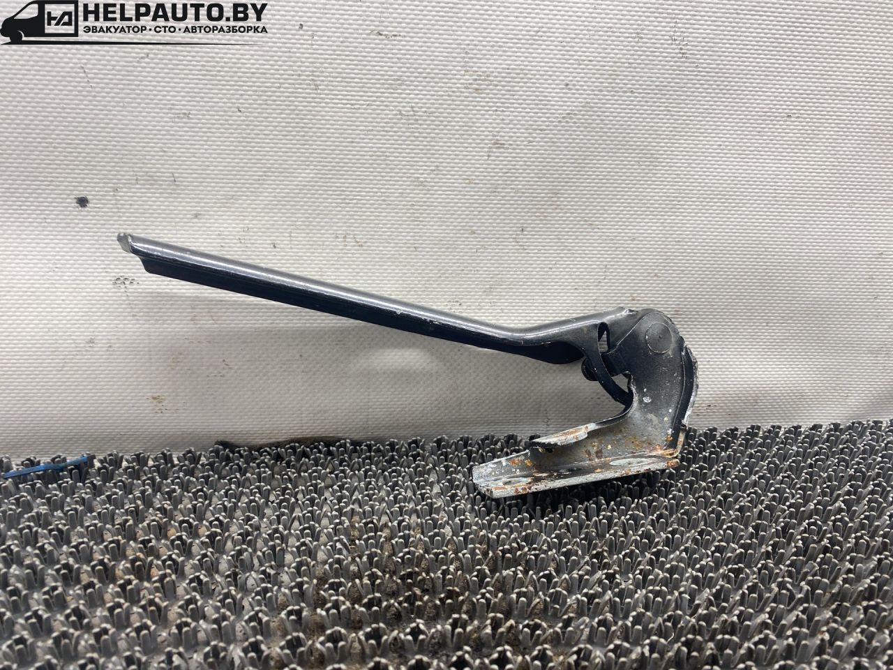 петля капота правая Audi A4 B5 1999, 1.8 л., бензин, АКПП, черный, универсал, передний привод - фото №1