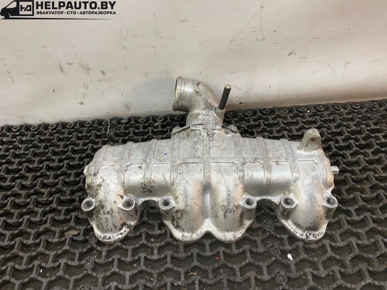 коллектор впускной Volkswagen Passat B3 1993, 1.9 л., AAZ, дизель, 5МКПП, черный, универсал, передний привод, 028129713, 028129637 - фото №1