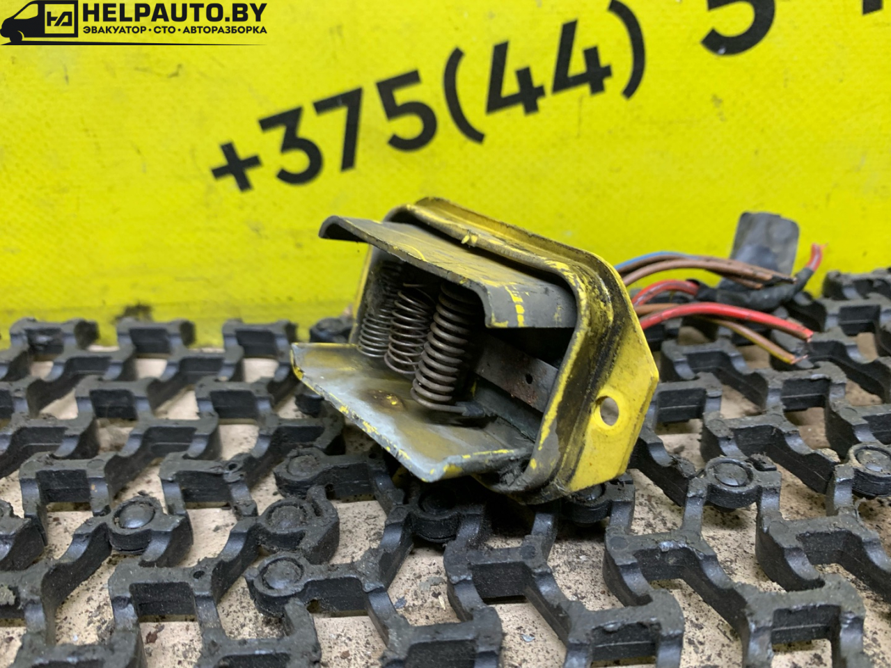 сопротивление печки Audi 100 С3 1986, 1.8 л., бензин, МКПП, белый, универсал, передний привод - фото №1