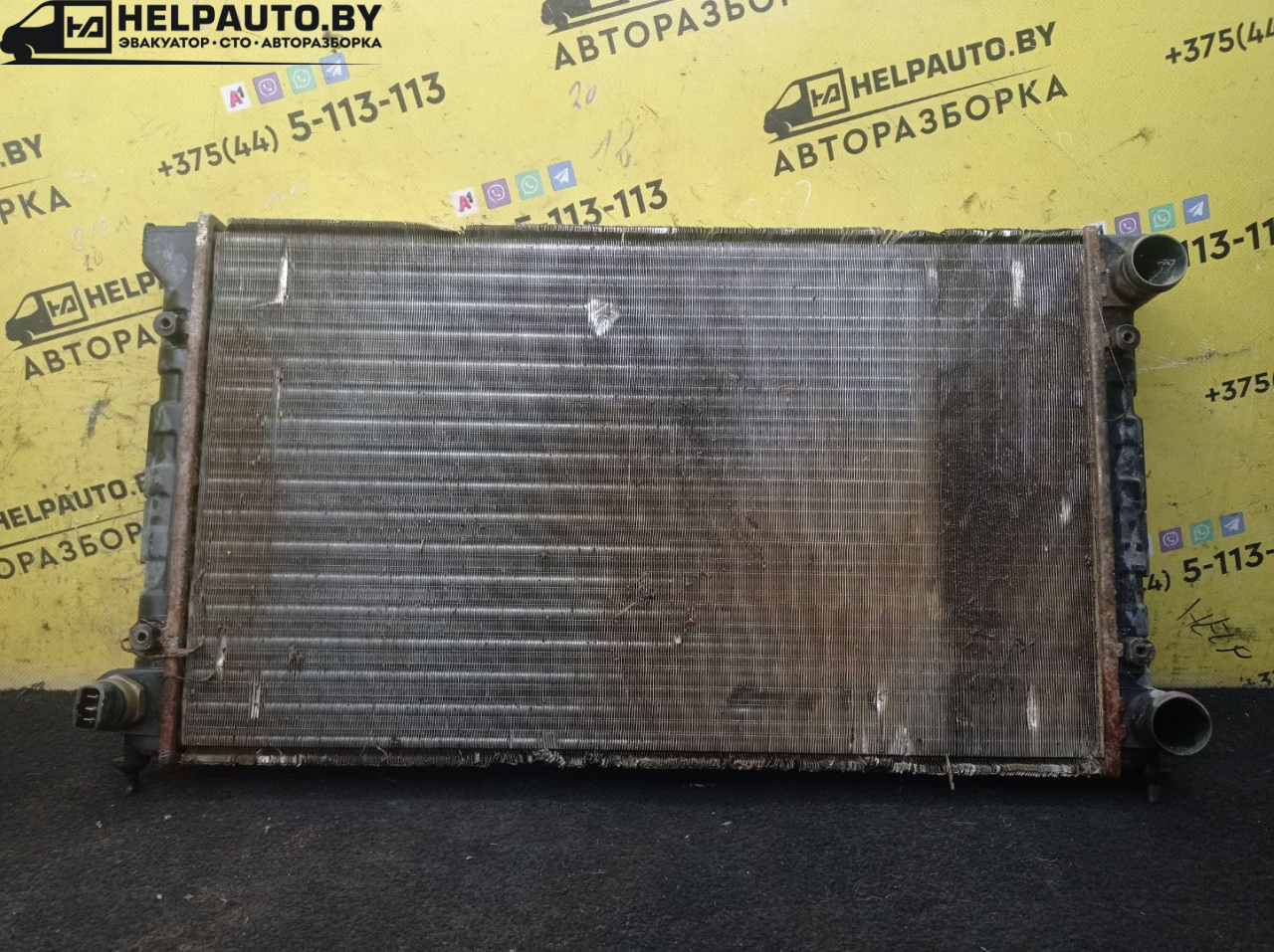 радиатор (основной) Volkswagen Passat B3 1988, 1.8 л., бензин, МКПП, белый, седан, передний привод - фото №1