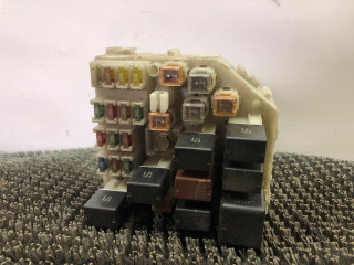 блок предохранителей Toyota RAV4 2 поколение (XA20) 2002, 2.0 л., дизель, МКПП, серебристый, седан