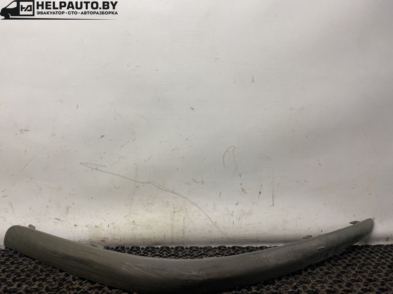 молдинг переднего бампера Mazda 626 GF 1997, 2.0 л., дизель, МКПП, зелёный, седан, передний привод - фото №1