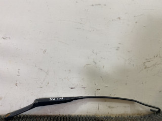 щеткодержатель (поводок стеклоочистителя, дворник) Audi A4 B5 1999, 1.8 л., бензин, АКПП, черный, универсал, передний привод