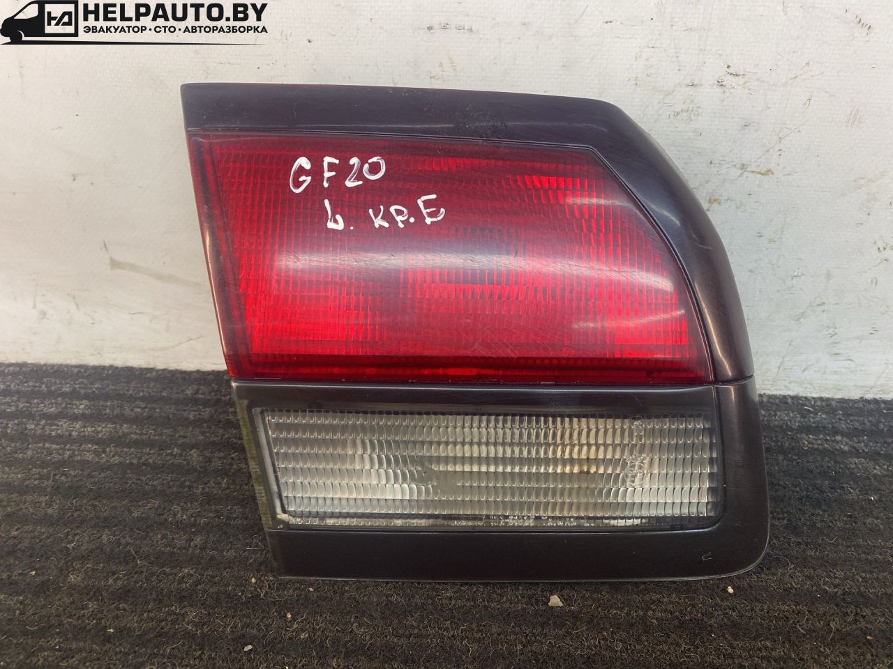 фонарь крышки багажника левый Mazda 626 GF 1997, 2.0 л., дизель, МКПП, зелёный, седан, передний привод - фото №1