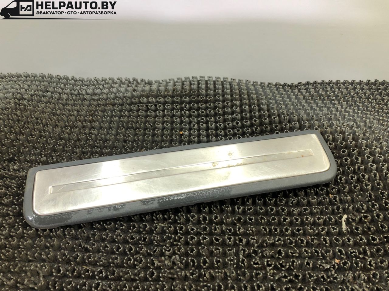 накладка на порог внутренняя Kia Sorento 1 поколение 2005, 2.4 л., G4JS, бензин, МКПП, красный, внедорожник 5 дв., полный подключаемый привод - фото №1
