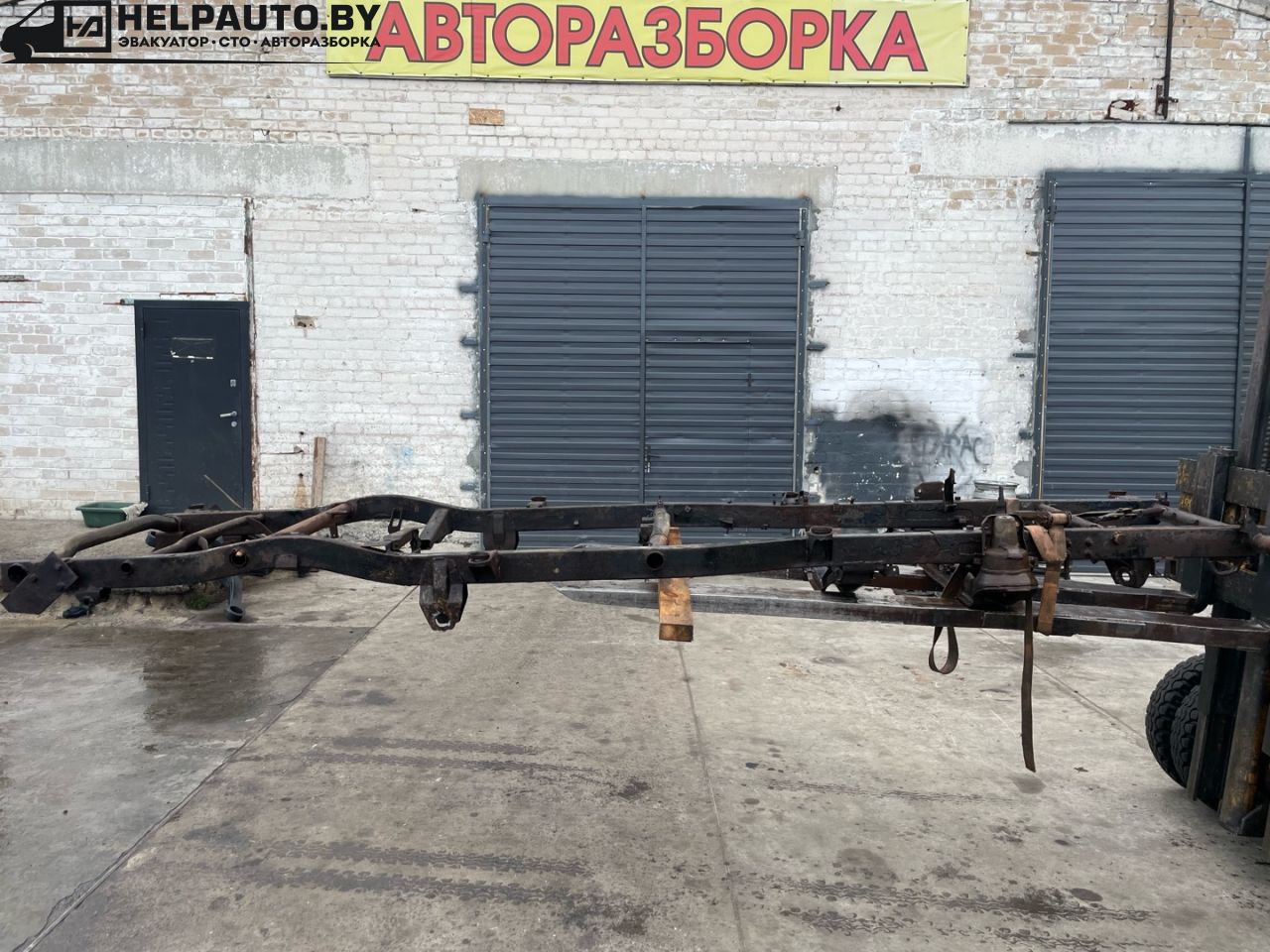 рама Mitsubishi L300 1 поколение 1985, 2.3 л., 4D55, дизель, 4МКПП, желтый, микроавтобус, задний привод - фото №1