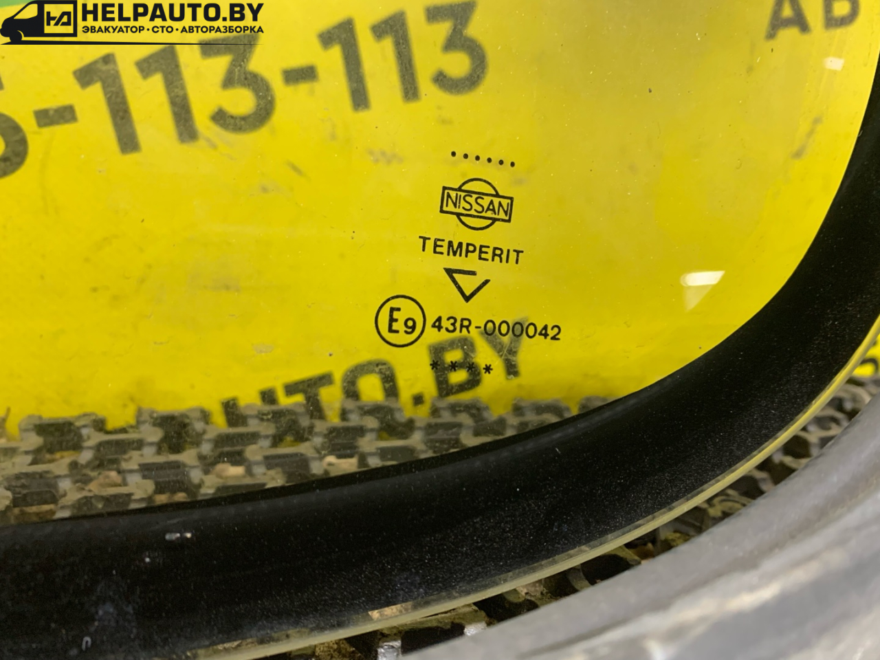 стекло кузовное боковое левое Nissan Serena C23 1992, 2.0 л., дизель, МКПП, серебро, минивэн, передний привод - фото №1