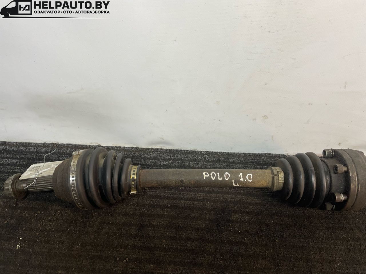 полуось передняя левая (приводной вал, ШРУС) Volkswagen Polo 3 поколение 1999, 1.0 л., ALL, бензин, 5МКПП, зеленый, хетчбэк 3 дв., передний привод - фото №1