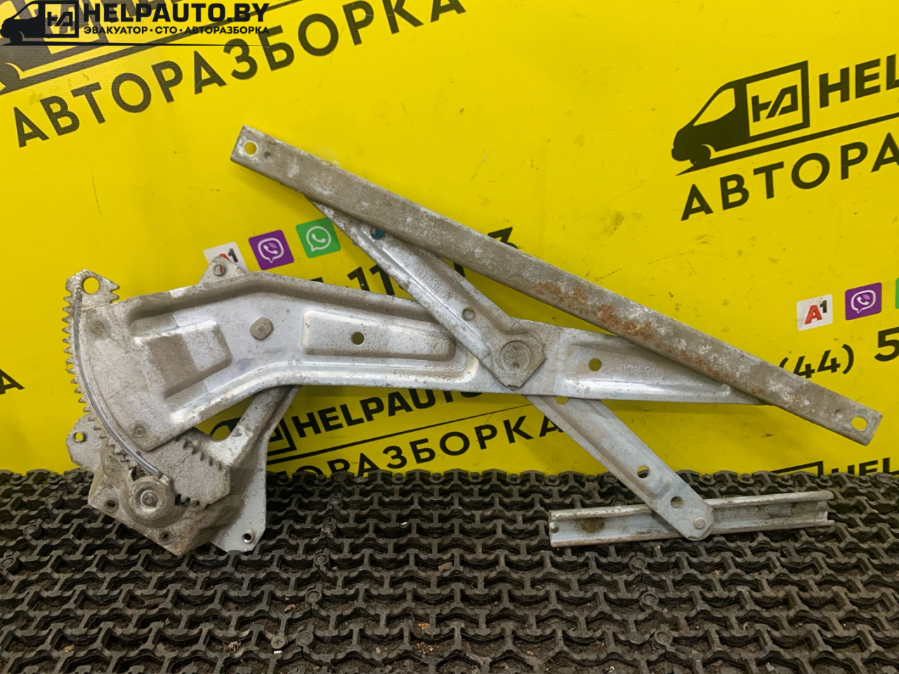стеклоподъемник задний правый Nissan Serena C23 1992, 2.0 л., дизель, МКПП, серебро, минивэн, передний привод - фото №1