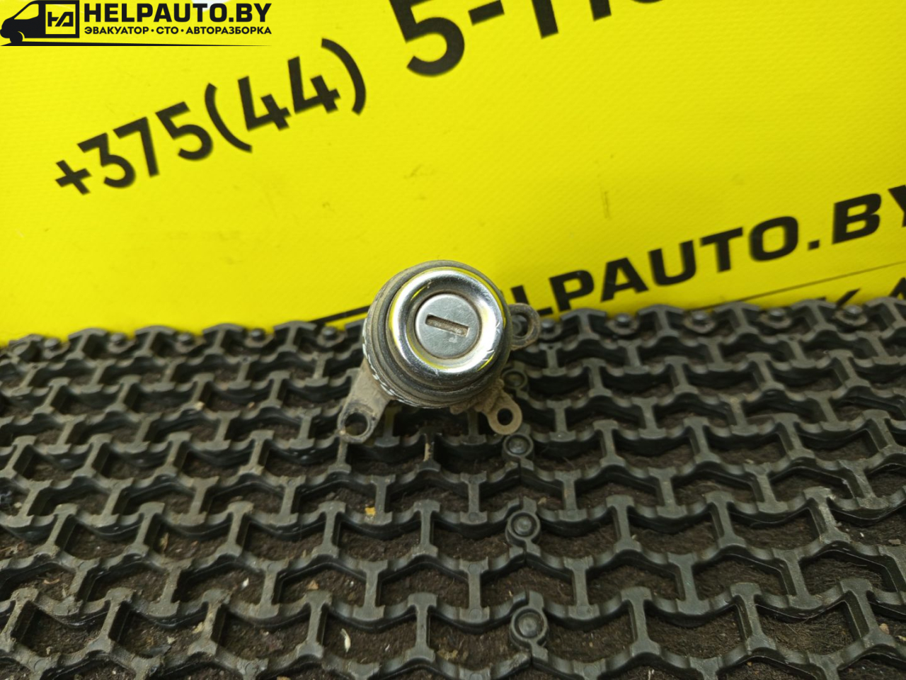 кнопка открытия багажника Audi 80 B3 1988, 1.6 л., дизель, МКПП, седан, передний привод - фото №1