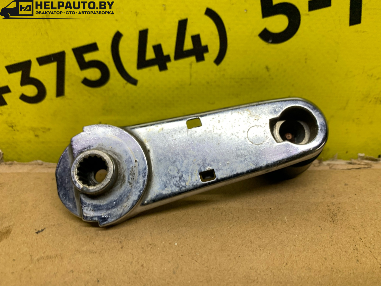 ручка стеклоподъемника задней Audi 100 С3 1986, 1.8 л., бензин, МКПП, белый, универсал, передний привод - фото №1