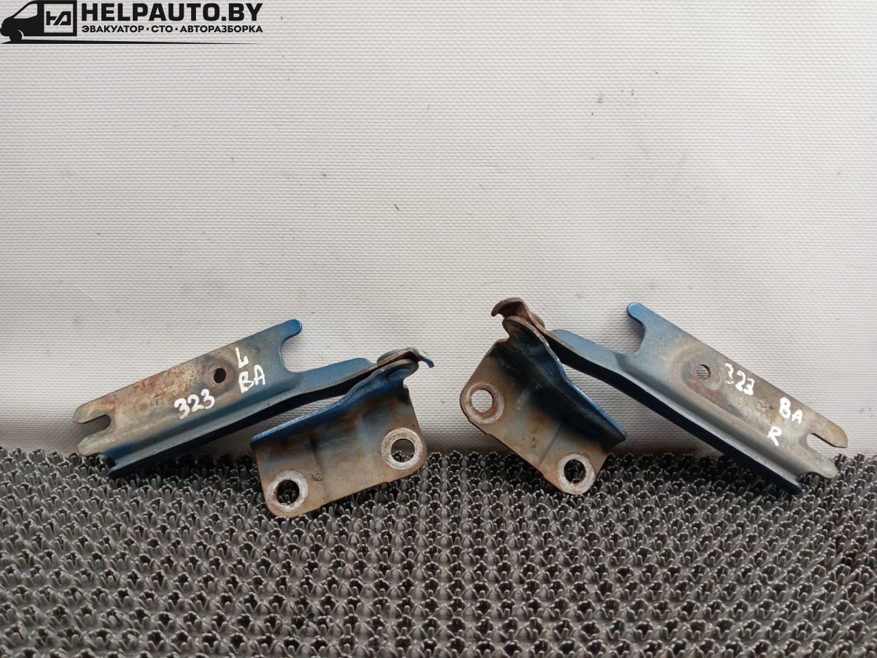 петля капота Mazda 323 6 поколение 1998, 2.0 л., дизель, МКПП, синий, хетчбэк 3 дв. - фото №1