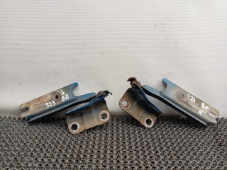 петля капота Mazda 323 6 поколение 1998, 2.0 л., дизель, МКПП, синий, хетчбэк 3 дв.