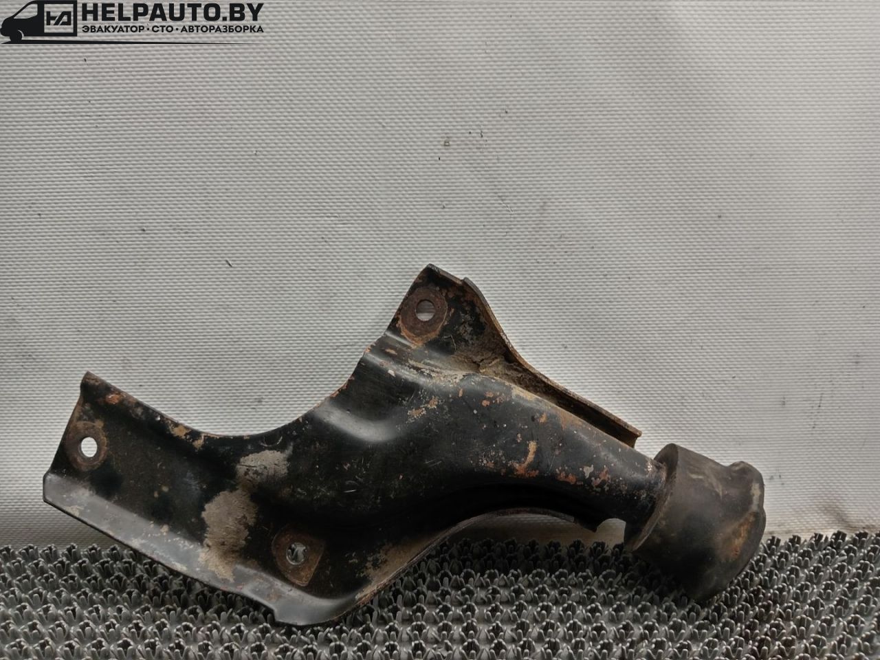 кронштейн двигателя Audi 80 B3 89/B3 1987, 1.8 л., бензин, МКПП, серый, седан, передний привод, 199339A - фото №1