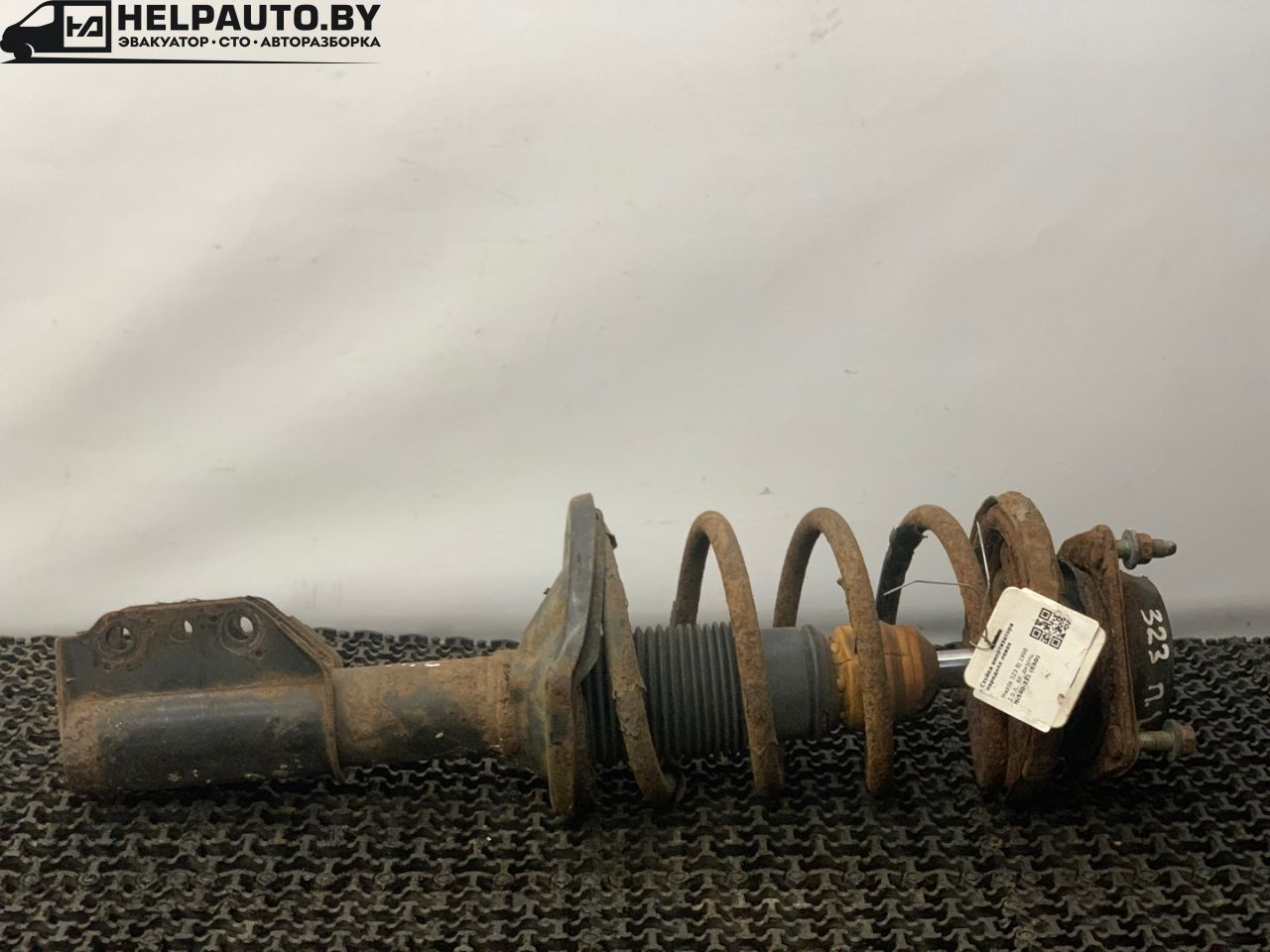 стойка передняя левая Mazda 323 6 поколение 1998, 2.0 л., дизель, МКПП, синий, хетчбэк 3 дв. - фото №1