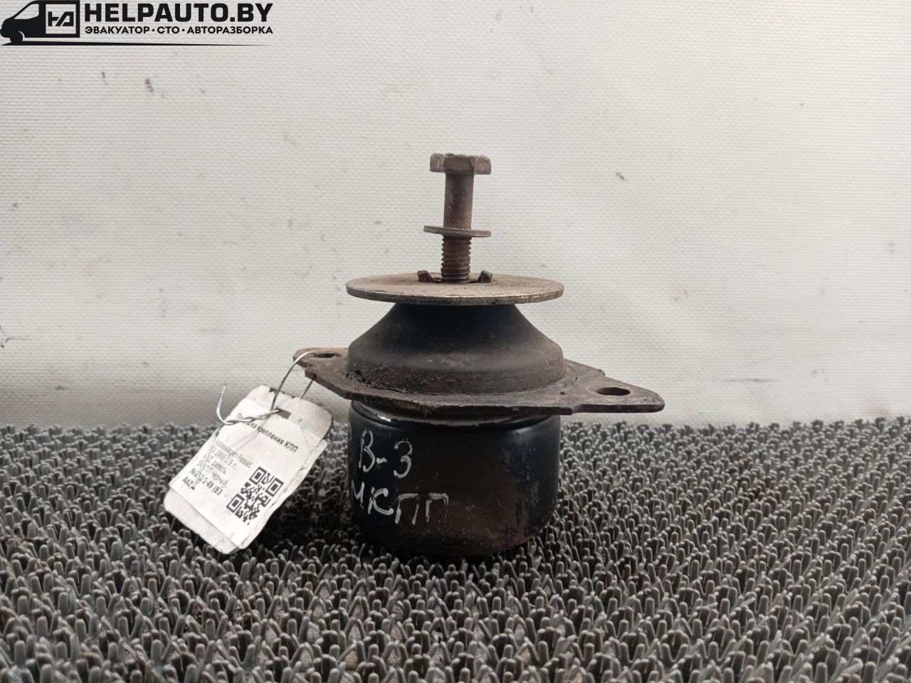 подушка крепления КПП Volkswagen Passat B3 1993, 1.9 л., AAZ, дизель, 5МКПП, черный, универсал, передний привод - фото №1