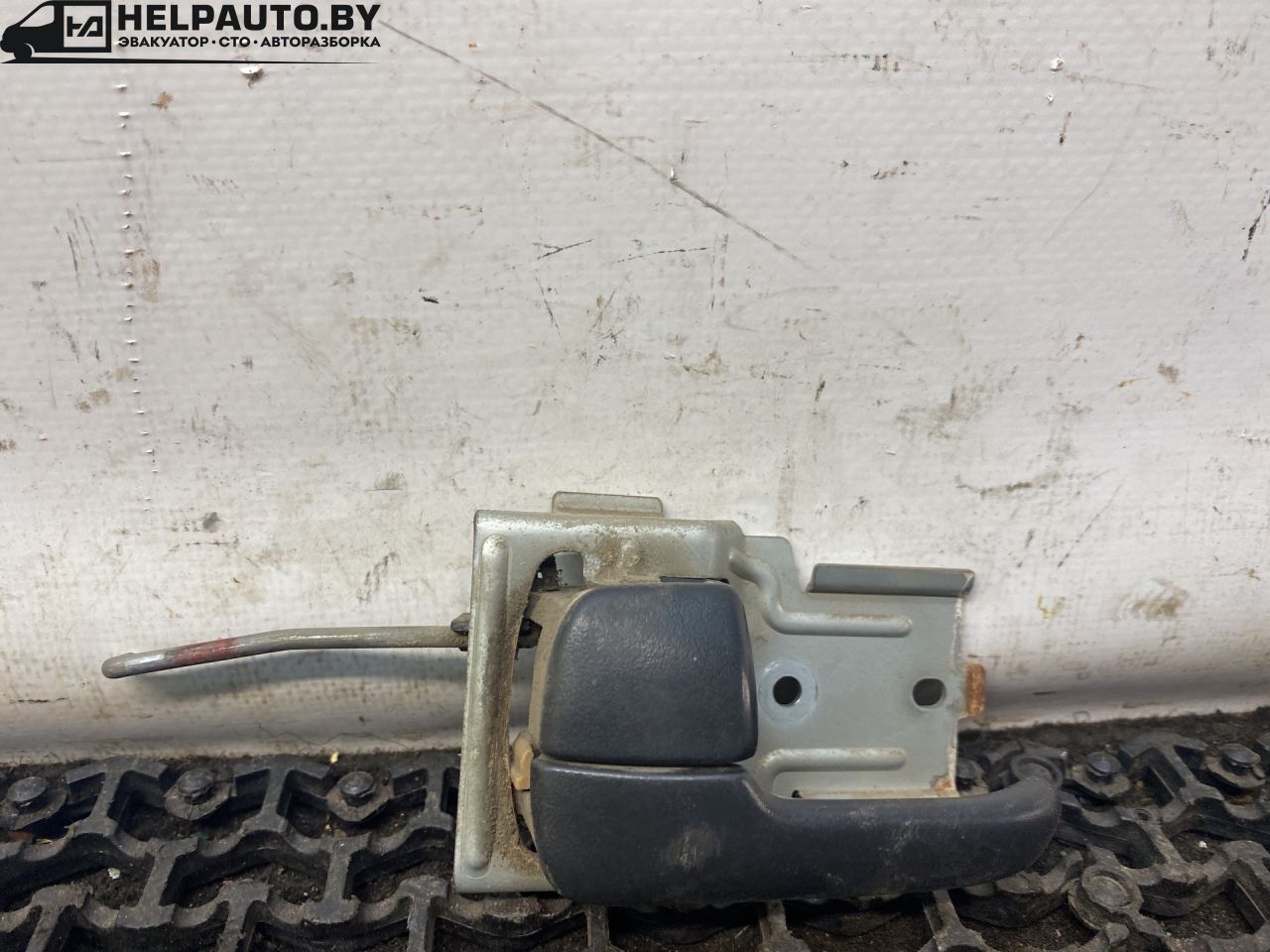ручка внутренняя задняя левая Mazda 626 GF 1997, 2.0 л., дизель, МКПП, зелёный, седан, передний привод - фото №1