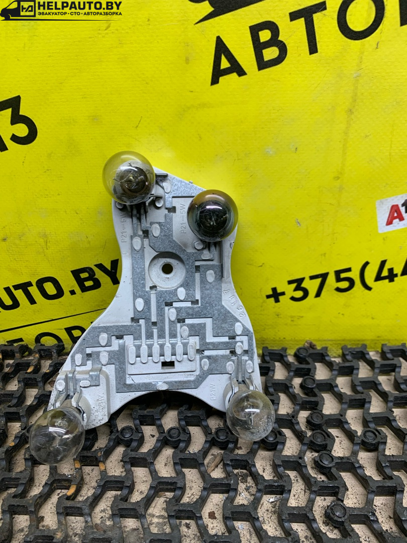 панель заднего правого фонаря Mitsubishi Carisma 1 поколение (1995 - 1999), 1.8 л., 4G93 (GDI), бензин, МКПП, серебро, хетчбэк 5 дв., передний привод - фото №1